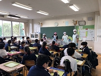 写真：大人が配膳する様子3