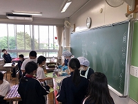 写真：大人が配膳する様子4