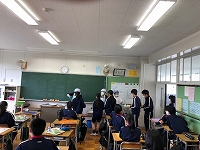 写真：大人が配膳する様子5