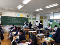 写真：大人が配膳する様子6