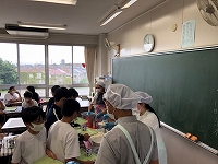 写真：大人が配膳する様子7