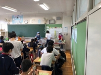 写真：大人が配膳する様子8