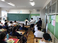 写真：大人が配膳する様子9