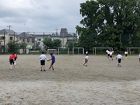 写真：校庭で部活動の様子2