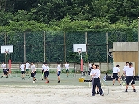 写真：校庭で部活動の様子3