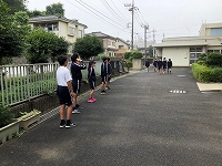 写真：あいさつ活動の様子