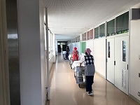 写真：給食を運ぶ様子1