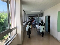 写真：給食を運ぶ様子2