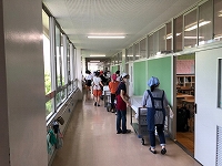 写真：給食を運ぶ様子3