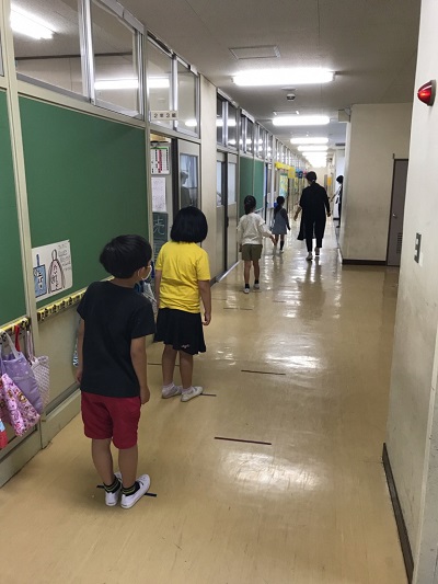 写真:手洗いの順番を待つ様子