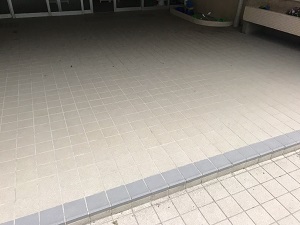 写真:昇降口のタイル