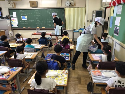 写真:弁当形式の給食の様子