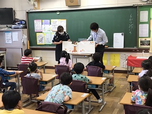 写真:読み聞かせの様子