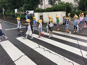 横断歩道を渡る様子