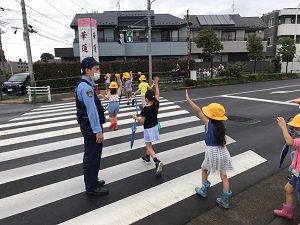 横断歩道を渡る様子