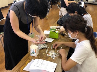 ベルマーク集計の様子