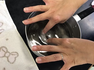 蛹を取り出す様子