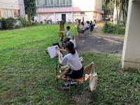 写真：中庭で練習中の吹奏楽部1