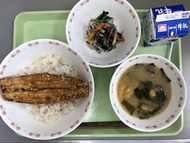 ・牛乳・さんまのかば焼き丼・味噌汁・ひじきあえ