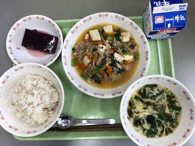 ・牛乳・肉豆腐・ごまご飯・にらたま汁・ぶどうかん