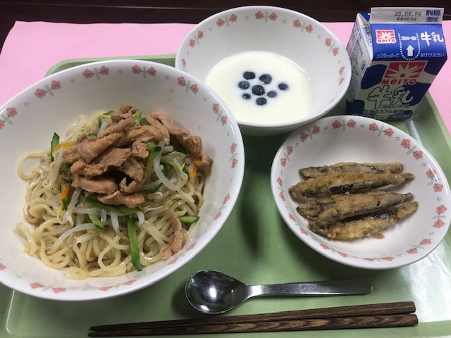 ・牛乳・冷やし中華・きびなごのから揚げ・ブルーベリーヨーグルト