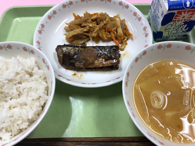 ・牛乳・麦ご飯・さんまの生姜煮・五目きんぴら・味噌汁