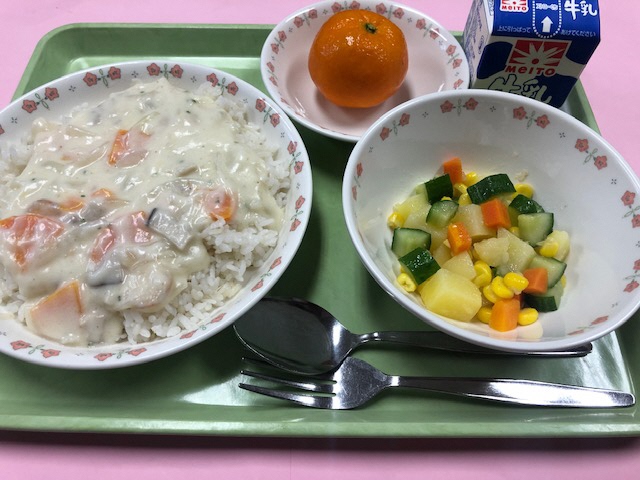 ・牛乳・バターライスのホワイトソースかけ・マセドアンサラダ・冷凍みかん