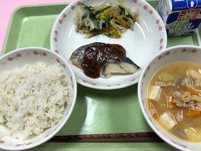 ・牛乳・麦ご飯・さわらの西京焼き・菊花あえ・豚汁