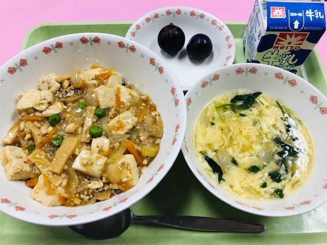 ・牛乳・豆腐と挽肉のあんかけ丼・むらくもスープ・巨峰