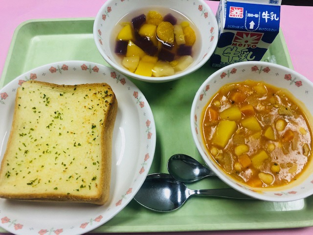 ・牛乳・ガーリックトースト・ポークビーンズ・フルーツポンチ