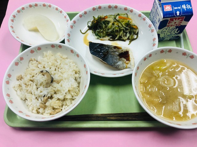 ・牛乳・高野豆腐ご飯・いなだの照り焼き・海藻サラダ・具だくさん味噌汁・梨