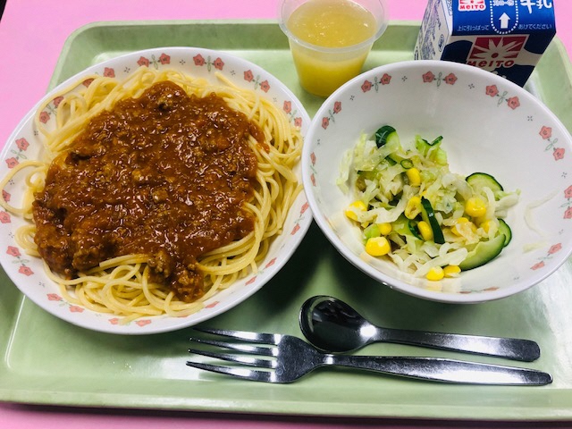 ・牛乳・スパゲティミートソース・コーンサラダ・パインかん