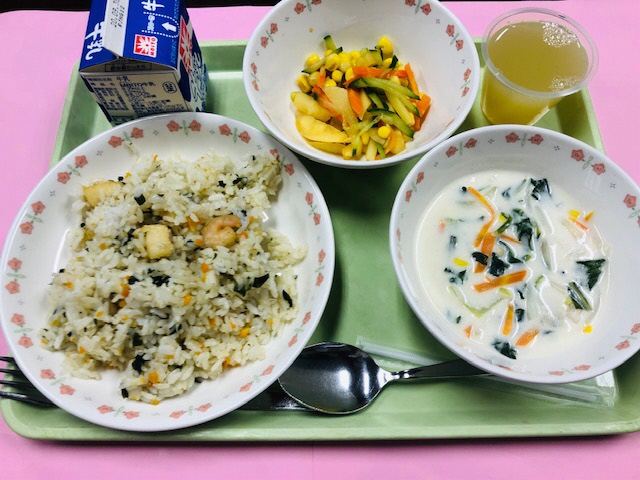 ・牛乳・海の幸ピラフ・芋入りサラダ・チンゲン菜のクリームスープ・りんごかん