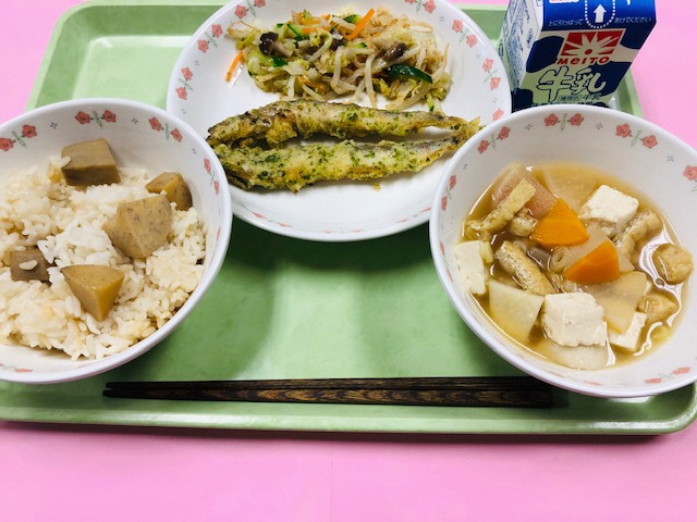・牛乳・里芋ご飯・ししゃもの磯辺揚げ・きのこ入りサラダ・けんちん汁