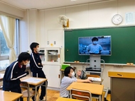 インターネットを使って各教室で行います