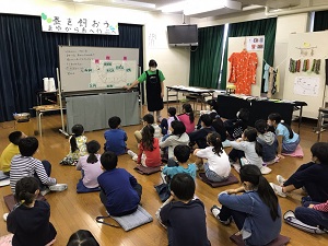 蚕学習の説明風景