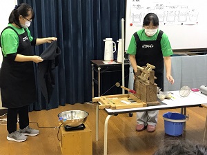 蚕学習でがぶりきにかけて生糸にする様子