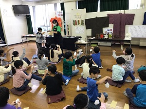 生糸をつくる体験の様子