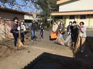 落ち葉はきボランティアの活動の様子