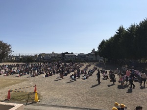 集団下校訓練校庭に集合の様子