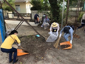 落ち葉拾いの様子1