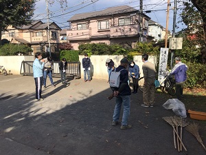 落ち葉はきボランティア活動の様子