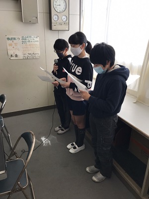 代表委員会児童の発表の様子