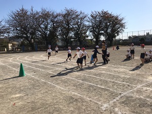3年生近道リレーの様子2枚目