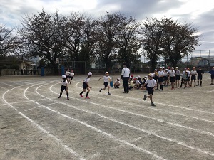 4年生近道リレーの様子