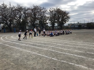 4年生近道リレーの様子2枚目