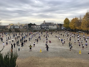校庭のなわとびの様子