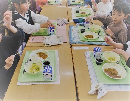 初めての給食2