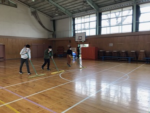 体育館清掃の様子