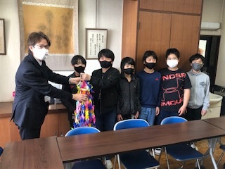 6年プレゼント贈呈式の様子